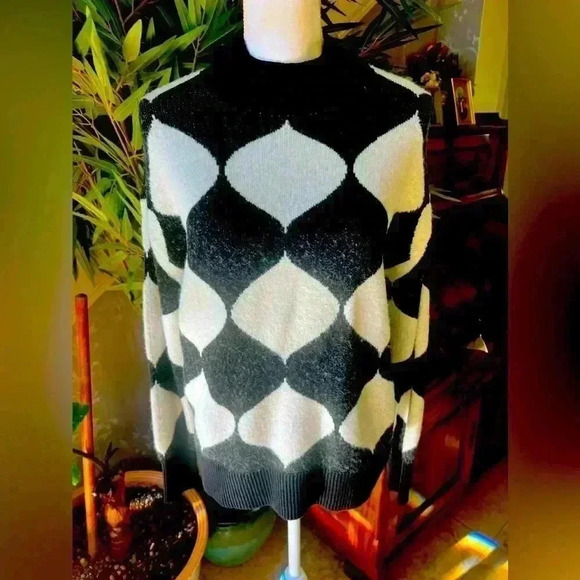 Ann Taylor Factory Sweater. NWT. Size Medium. Black and White. Long sleeve soft - Picture 5 of 10